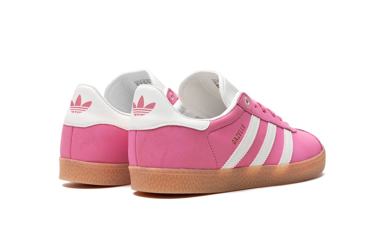 Dames Adidas Gazelle GS "Pink Fusion" schoenen in roze kleur, met witte zool en logo, getoond van de zijkant.
