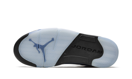 Zwarte en blauwe Air Jordan 5 Retro SE sneakers met witte details en luchtvaartstijl, ontworpen door Mijn winkel.