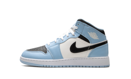 Sneakers Air Jordan 1 Mid GS "Ice Blue" in lichtblauw en wit, met witte zolen en blauwe details, zichtbaar op de afbeelding.