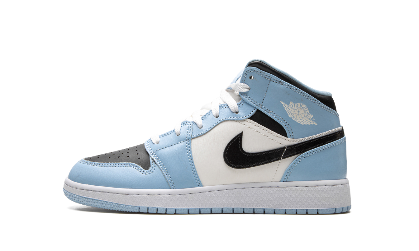 Sneakers Air Jordan 1 Mid GS "Ice Blue" in lichtblauw en wit, met witte zolen en blauwe details, zichtbaar op de afbeelding.