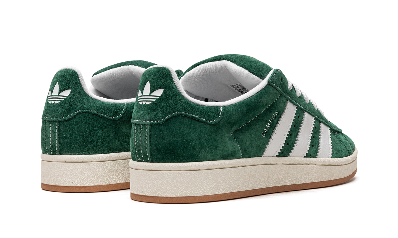 Donkergroene Adidas Campus 00s sneakers met witte zool en klassieke uitstraling, geschikt voor casual draagstijl.