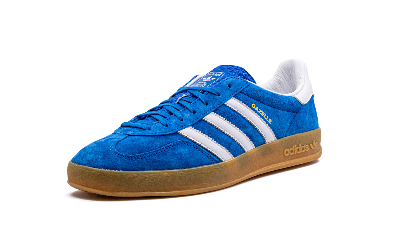 Blauwe Adidas Gazelle Indoor schoenen voor dames, comfortabel en stijlvol, met witte zool en iconisch ontwerp.