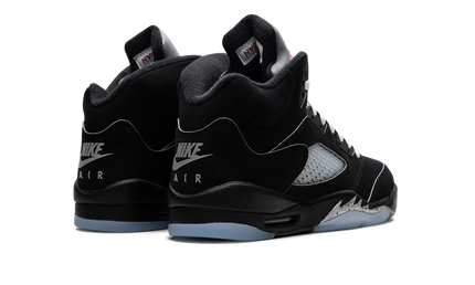 Zwarte Air Jordan 5 Retro OG GS sneakers met metallic details en herontworpen ontwerp, zichtbaar op de afbeelding.