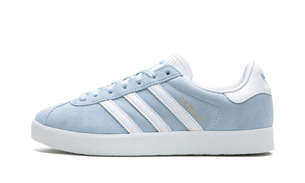 Adidas Gazelle 85 schoenen in Clear Sky kleur, blauw suède met witte zool en merkdetails, voor dames en heren.