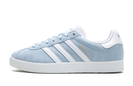 Adidas Gazelle 85 schoenen in Clear Sky kleur, blauw suède met witte zool en merkdetails, voor dames en heren.