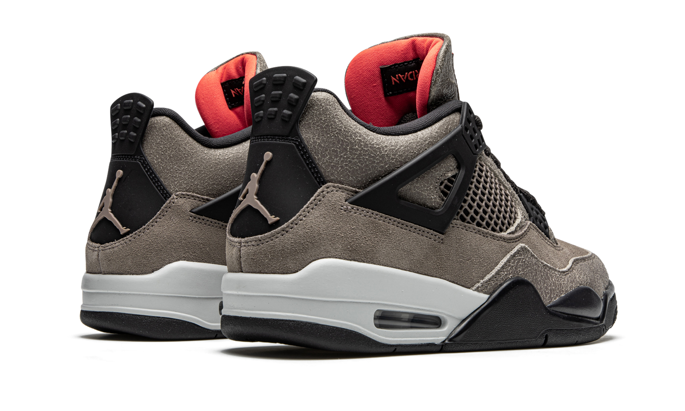 Taupe Haze Air Jordan 4 Retro schoenen in grijs-bruin kleur met leren en suède details, zichtbaar in close-up afbeelding