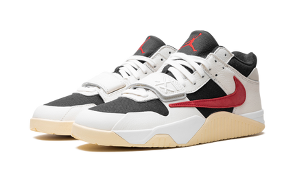 Nike Jumpman Jack sneakers Travis Scott University Red met rode en witte details, zichtbaar in close-up afbeelding