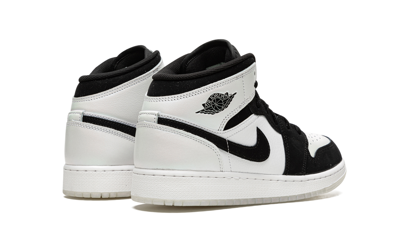 Air Jordan 1 MID SE GS schoenen met diamantmotief en zwart-witte details, sportieve sneakers voor jongeren