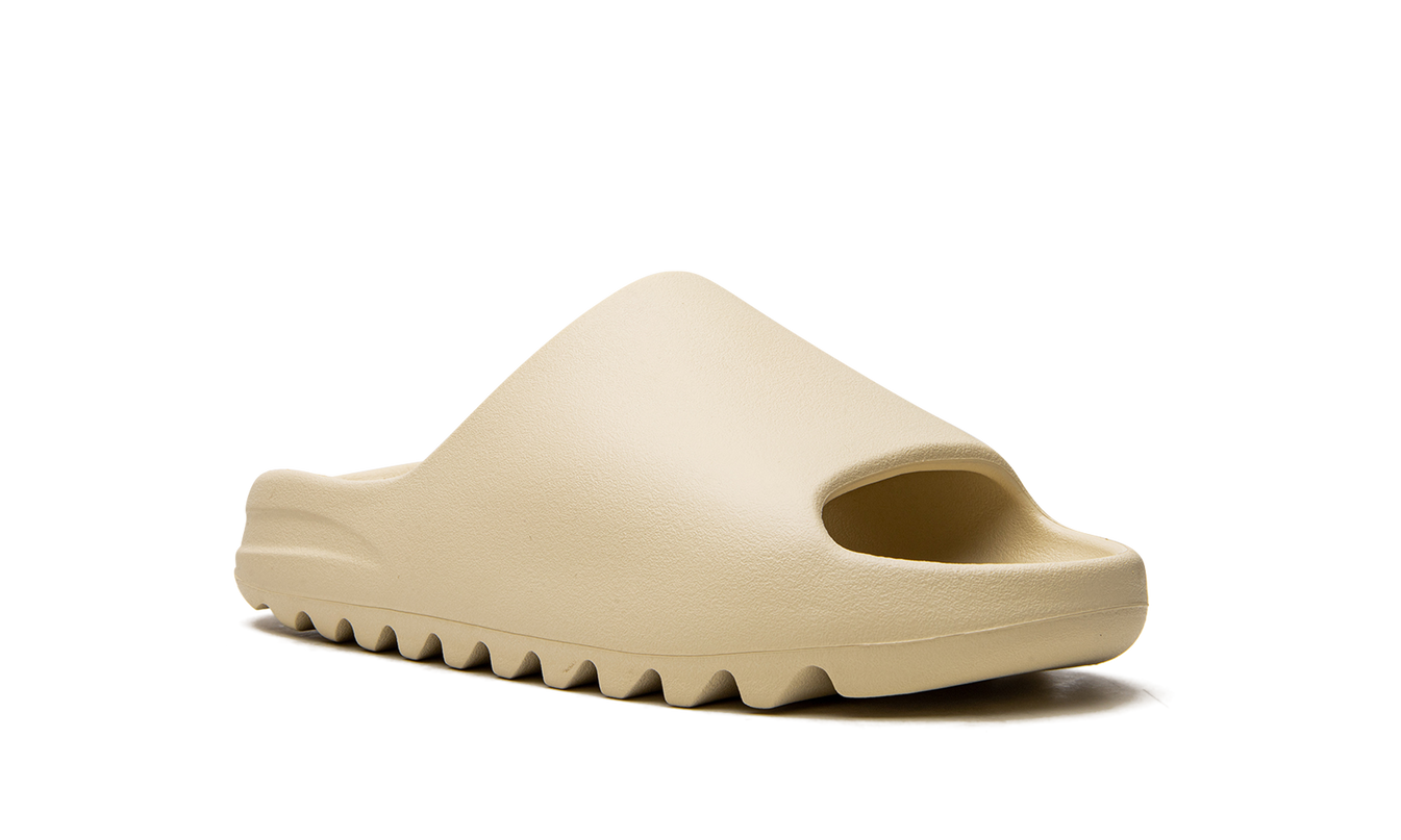 Witte Yeezy Slide "Bone 2022" schoenen met comfortabele schuimzool en eenvoudig ontwerp, geschikt voor casual dragen.