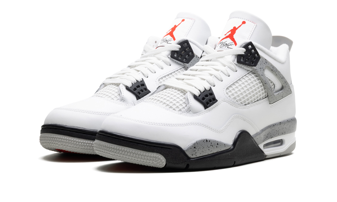 Witte Air Jordan 4 OG schoenen met cementpatroon en zwart detail, stijlvolle sneakers voor heren.