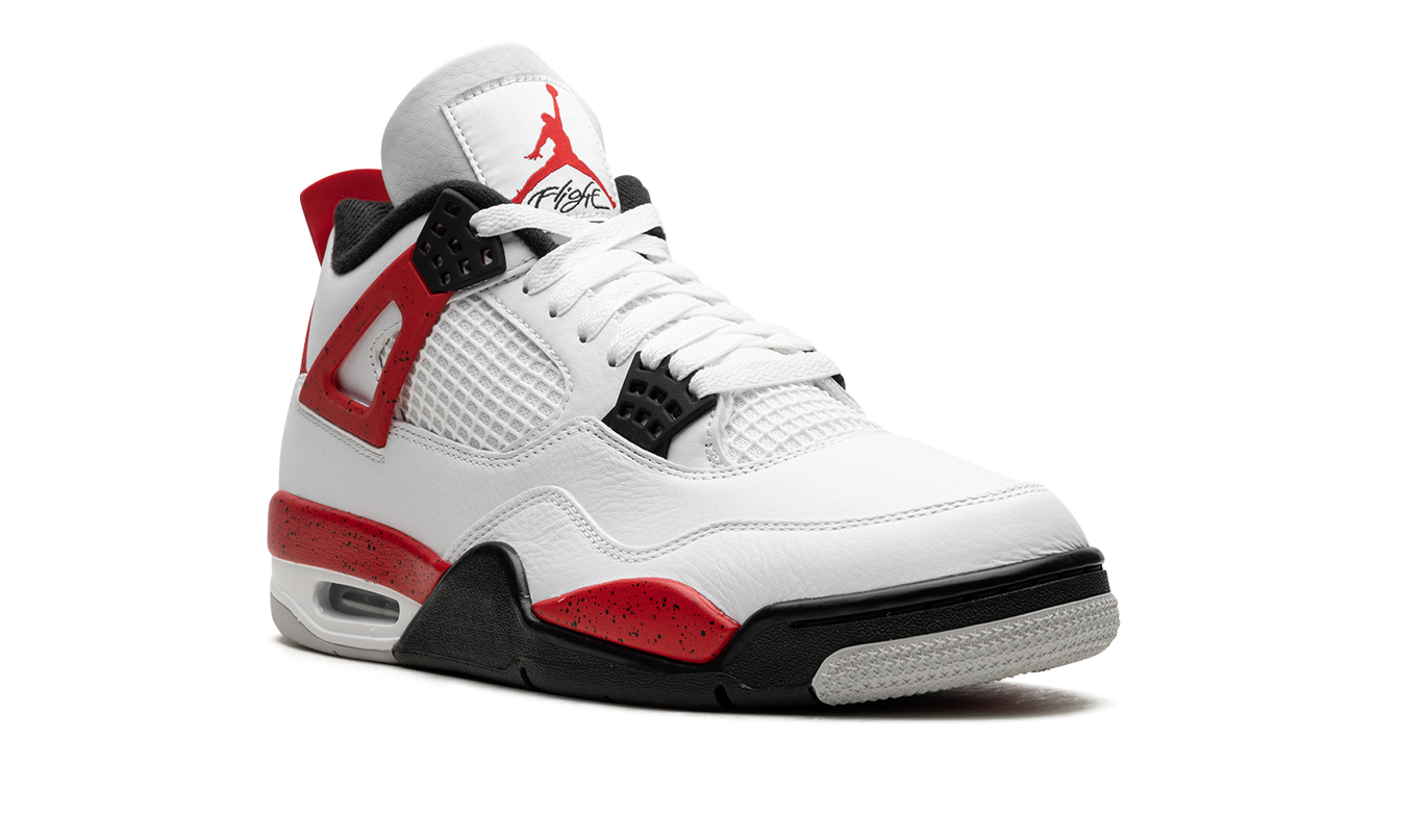 Nike Air Jordan 4 "Red Cement" schoenen met grijze en rode details, zichtbaar van de zijkant op een witte achtergrond