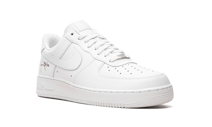 Witte Nike Air Force 1 Low '07 Travis Scott Cactus Jack Utopia schoenen, close-up van de schoen met witte leren details.