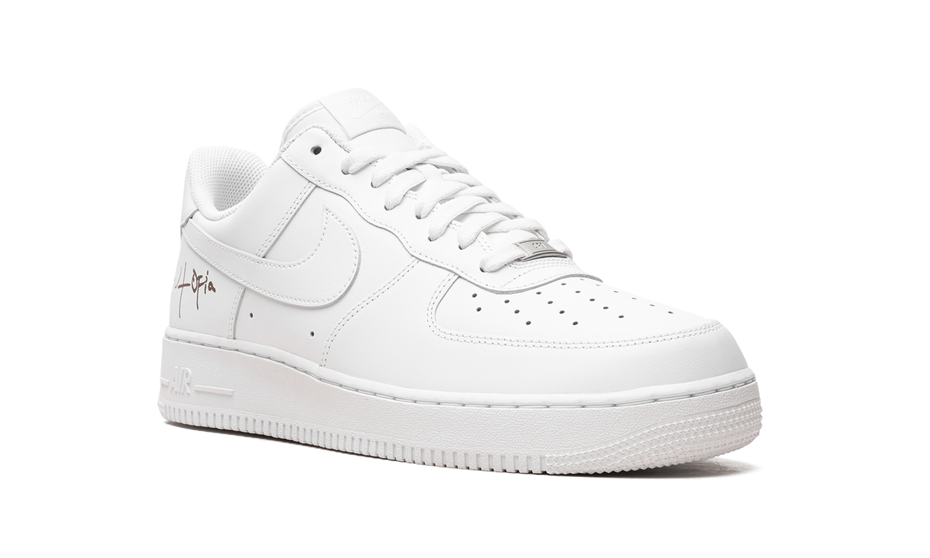 Witte Nike Air Force 1 Low '07 Travis Scott Cactus Jack Utopia schoenen, close-up van de schoen met witte leren details.