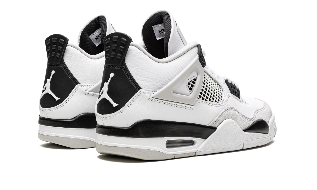 Zwarte Air Jordan 4 Retro schoenen met militaire zwarte details en witte zool, stijlvolle basketbalschoenen van Mijn winkel