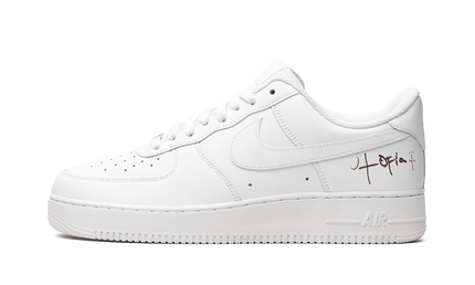 Witte Nike Air Force 1 Low '07 sneakers met Travis Scott Cactus Jack Utopia details en branding op de zijkant.