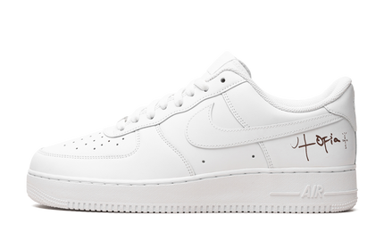 Witte Nike Air Force 1 Low '07 sneakers met Travis Scott Cactus Jack Utopia details en branding op de zijkant.