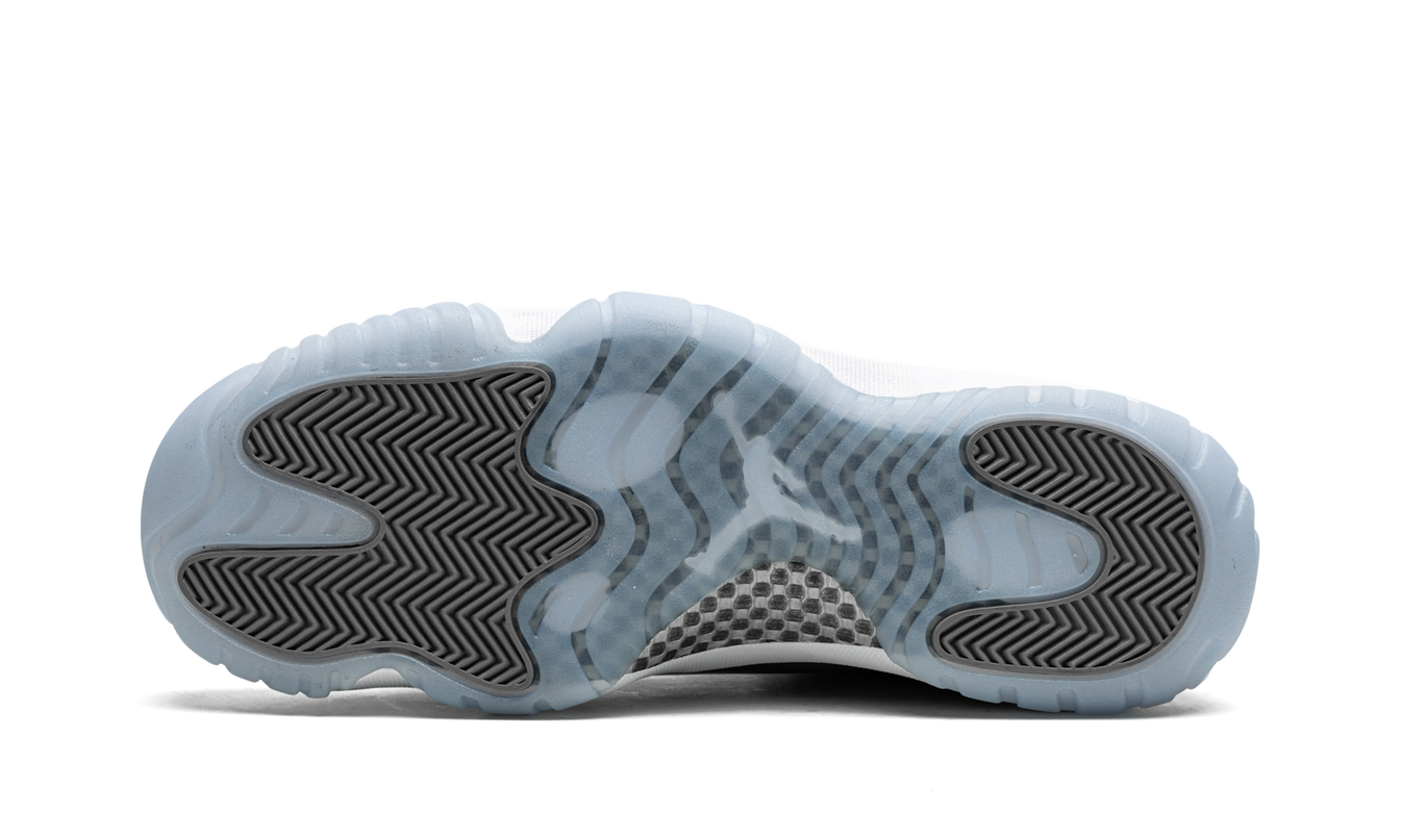Lucht Jordan 11 Retro "Cool Grey 2021" sneakers in grijs en wit, zichtbaar met details van het sportieve schoenenmodel.