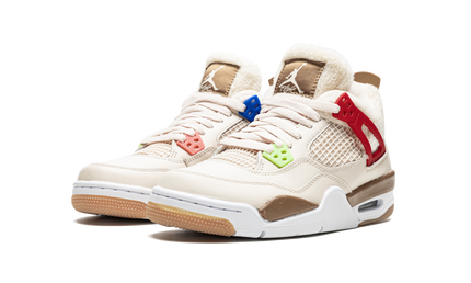 Lichte Air Jordan 4 Retro GS schoenen met wild dierprint en kleurrijk ontwerp, zichtbaar van de zijkant.