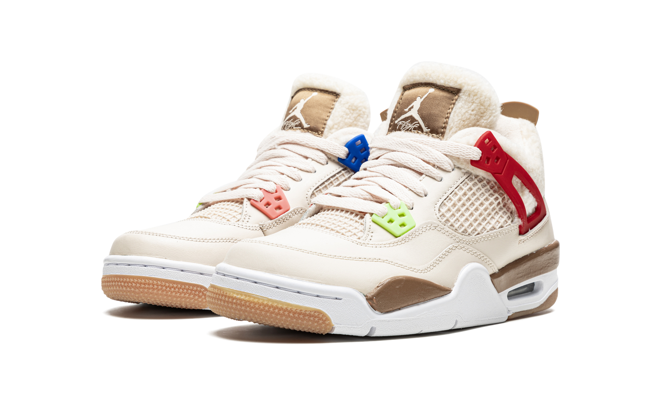 Lichte Air Jordan 4 Retro GS schoenen met wild dierprint en kleurrijk ontwerp, zichtbaar van de zijkant.
