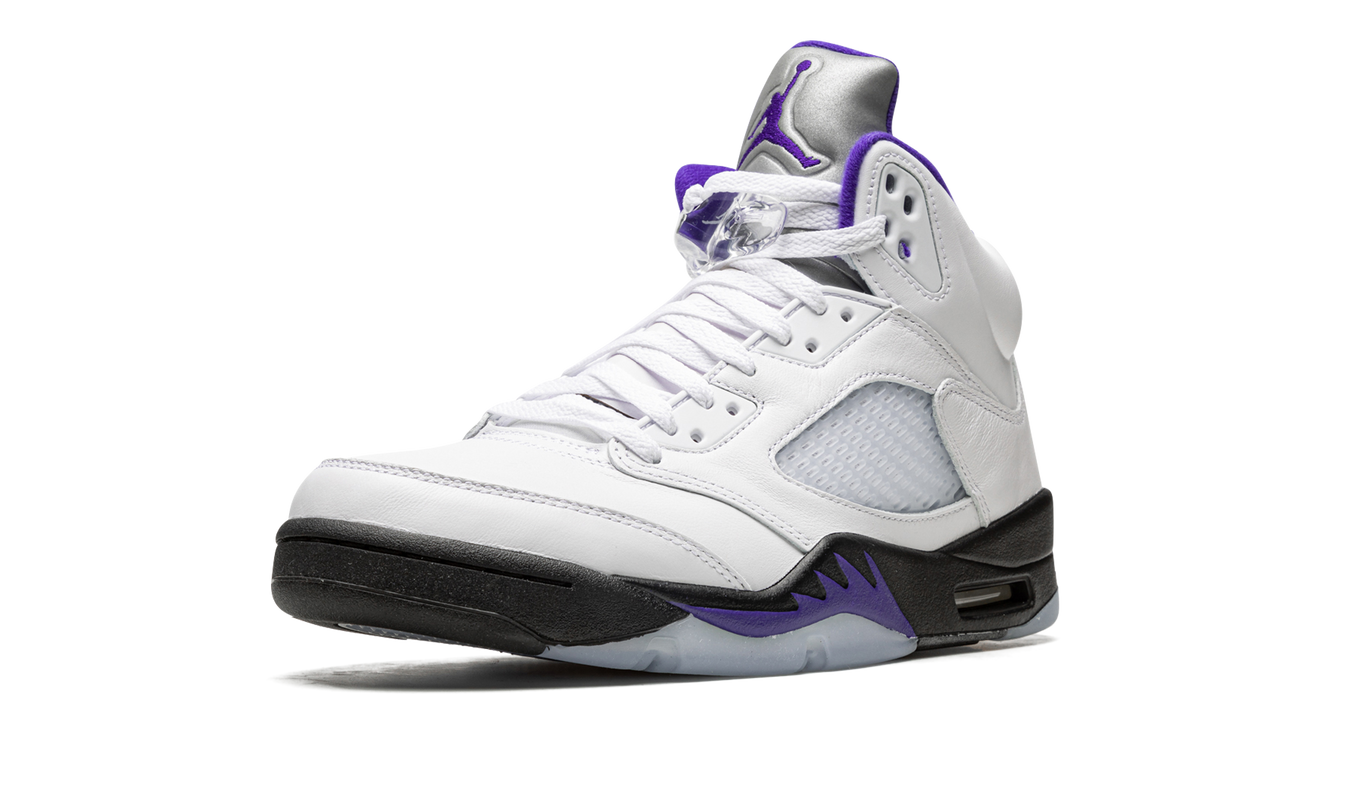 Zwarte Air Jordan 5 Retro "Concord" sneakers met witte details en blauwe accenten, zichtbaar op de afbeelding.