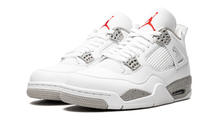 Witte Air Jordan 4 Retro sneakers met zwarte details en witte Oreo-prints, gemaakt door Mijn winkel.