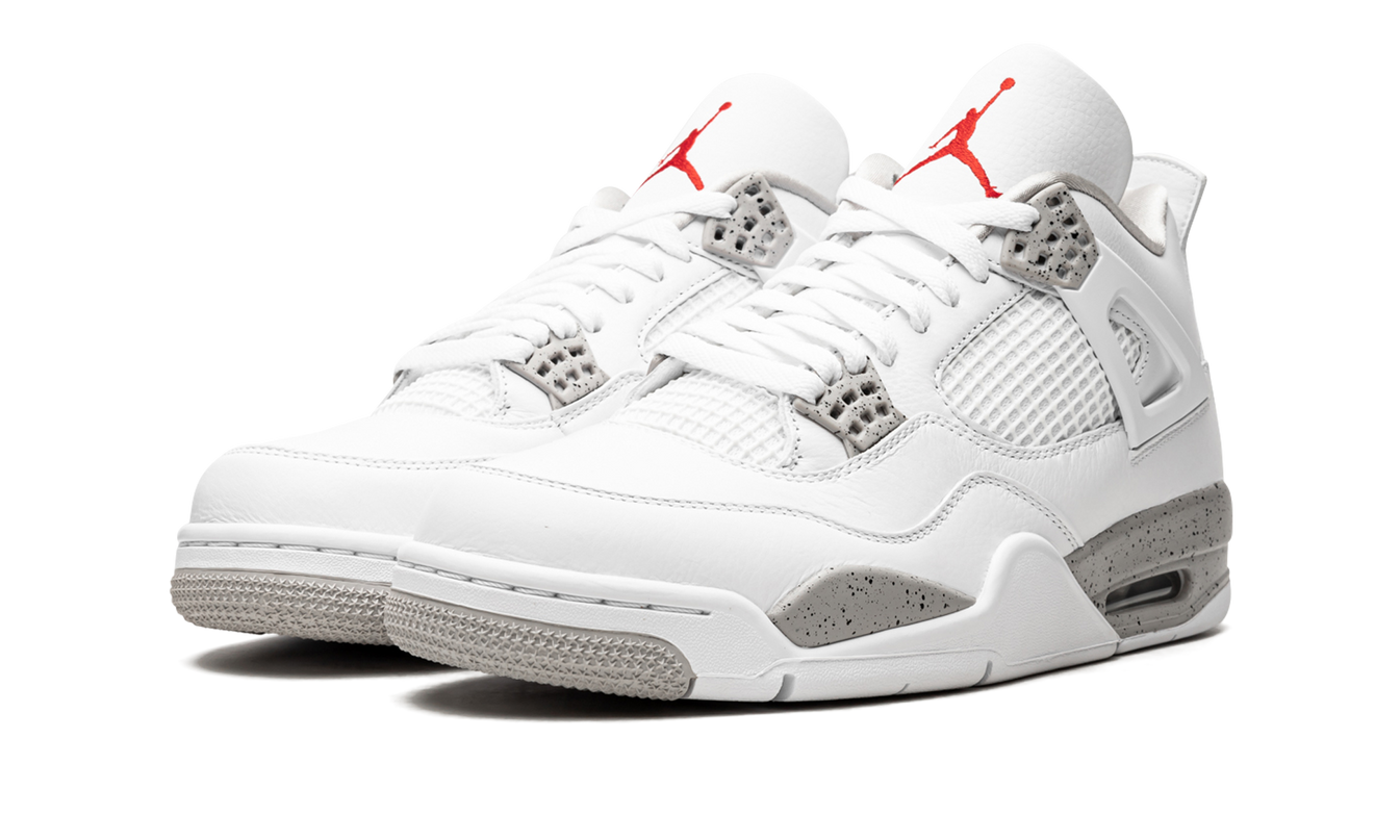 Witte Air Jordan 4 Retro sneakers met zwarte details en witte Oreo-prints, gemaakt door Mijn winkel.