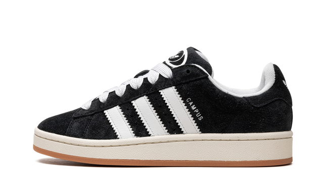 Donkere Adidas Campus 00s schoenen in zwart met witte details, geschikt voor casual dragen en streetwear stijlen.