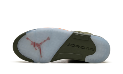 Air Jordan 5 OG "Olive" sneakers met groene en beige details, zichtbaar in close-up beeld van de schoenen.