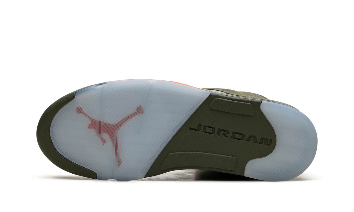 Air Jordan 5 OG "Olive" sneakers met groene en beige details, zichtbaar in close-up beeld van de schoenen.