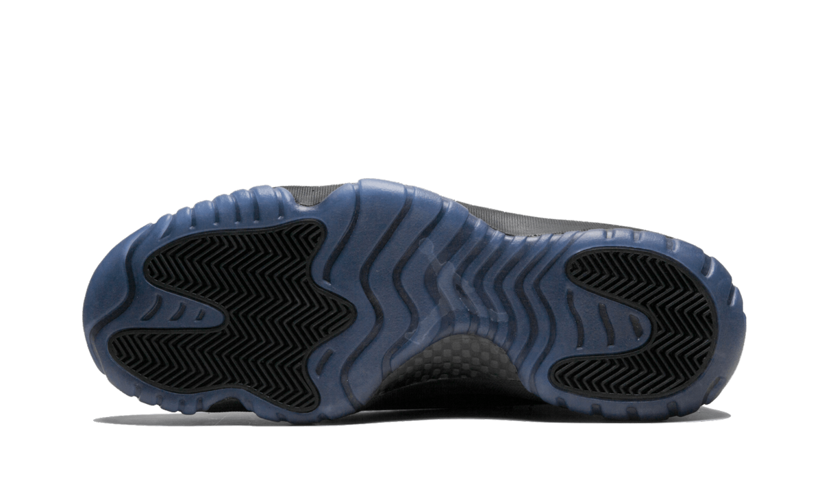 Donkerpaar Air Jordan 11 Retro "Cap & Gown" sneakers met glanzende zwart-witte leren bovenkant en volle witte zool.