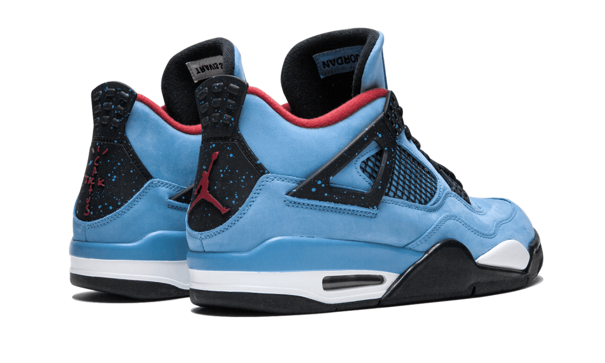Witte en bruine Air Jordan 4 Retro sneakers met Travis Scott en Cactus Jack branding, zichtbaar op een display.
