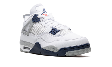 Zwarte en blauwe Air Jordan 4 sneakers met witte details, ontworpen door Mijn winkel, afgebeeld op een witte achtergrond.