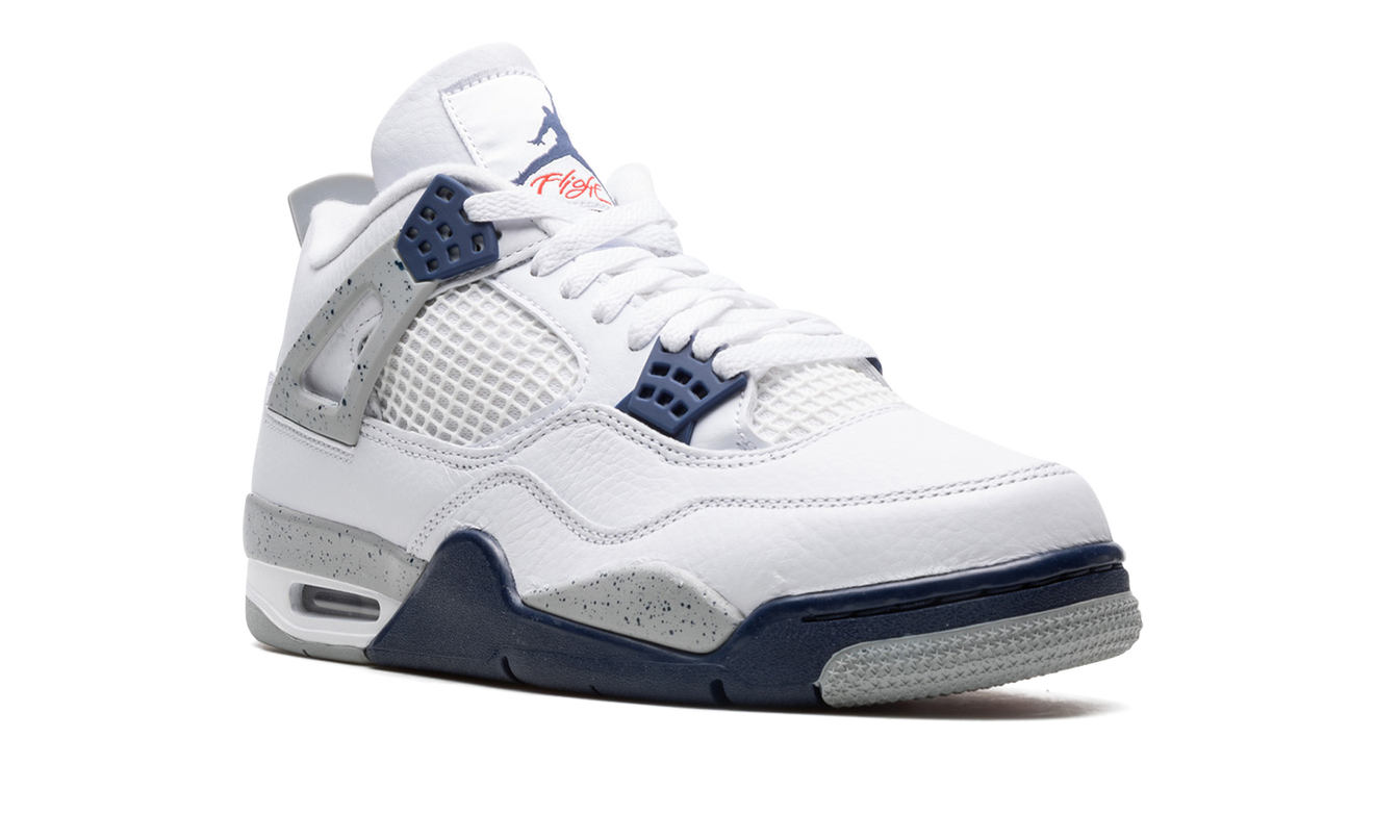 Zwarte en blauwe Air Jordan 4 sneakers met witte details, ontworpen door Mijn winkel, afgebeeld op een witte achtergrond.