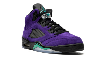 Lucht Jordan 5 Retro "Alternate Grape" schoenen in paars en wit, met kenmerkende details en sportieve stijl.