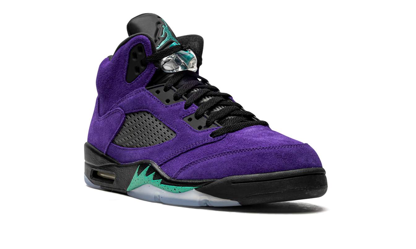 Lucht Jordan 5 Retro "Alternate Grape" schoenen in paars en wit, met kenmerkende details en sportieve stijl.