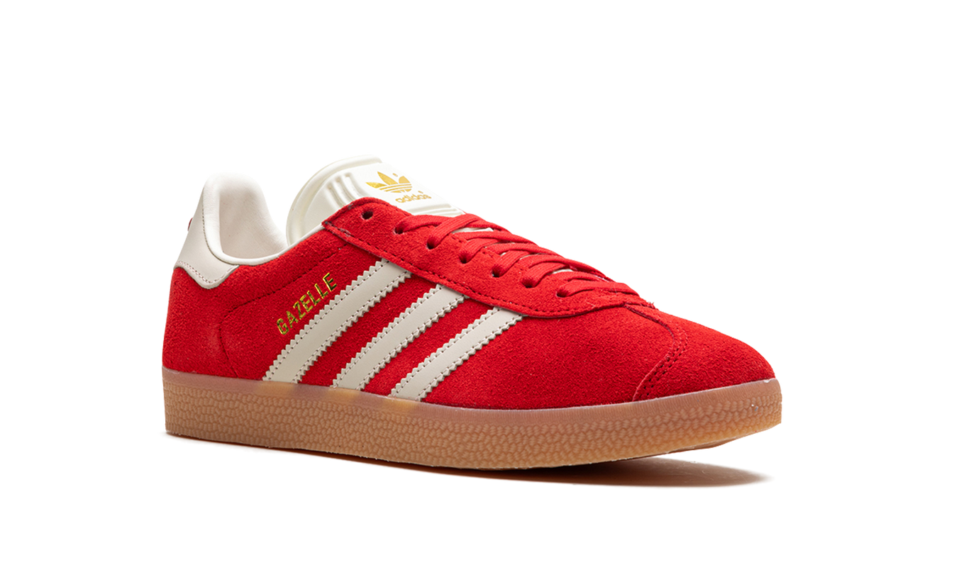 Roze Adidas Gazelle damesschoenen met witte zool en rode accenten, comfortabel en stijlvol voor dagelijks gebruik