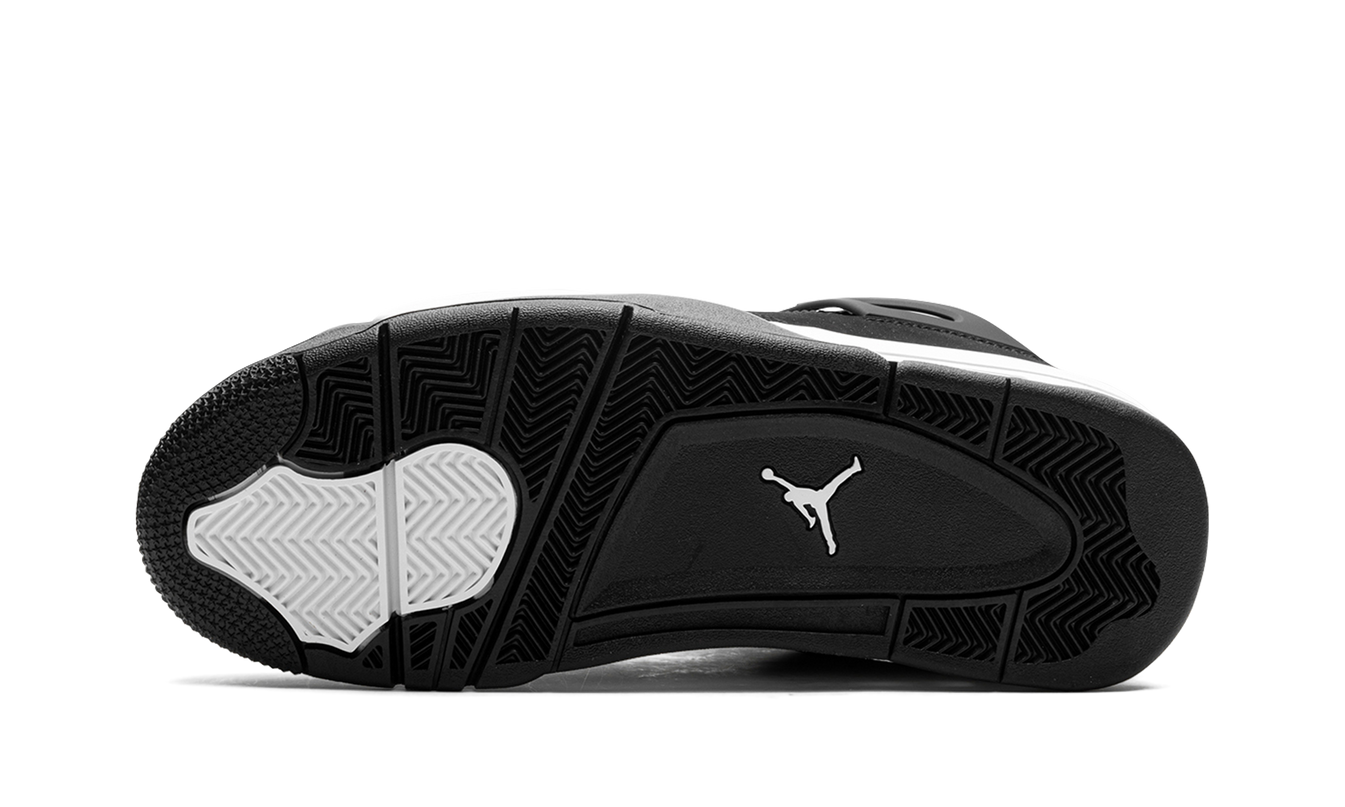 Witte Air Jordan 4 sneakers met gele accenten en zwarte details, zichtbaar op de afbeelding.