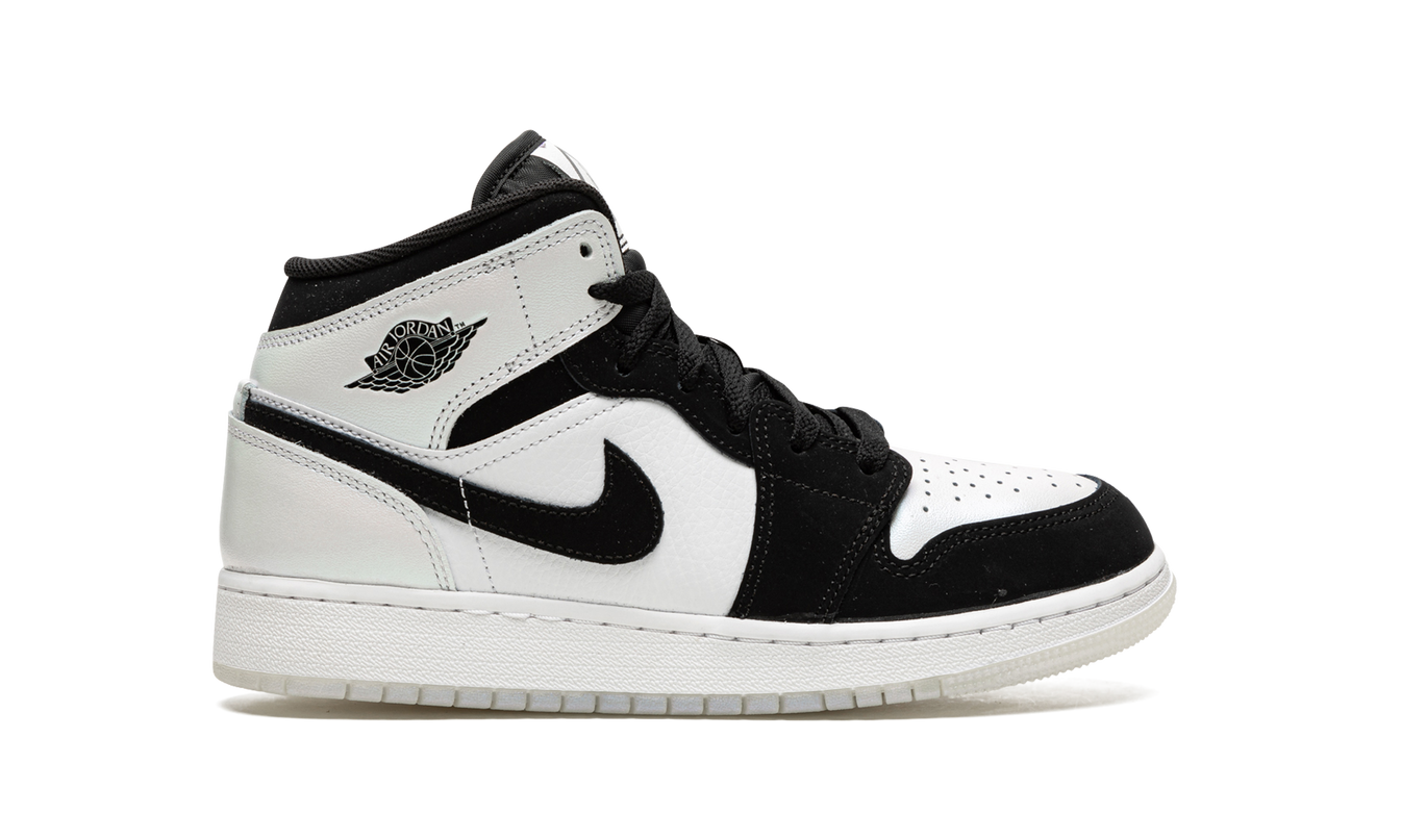 Lichte Air Jordan 1 MID SE GS schoenen met diamantmotief en zwart-witte kleur, zichtbaar op de afbeelding.