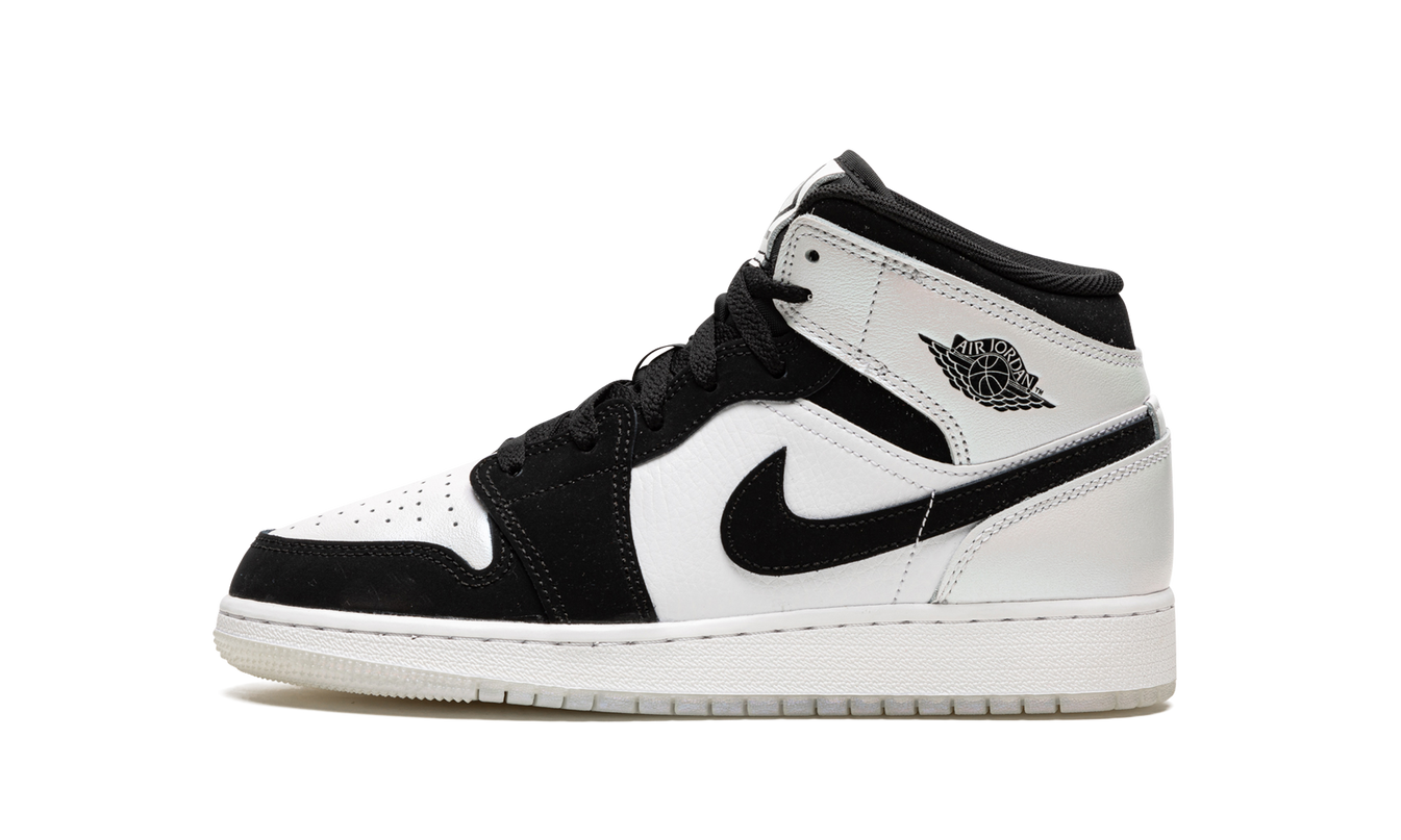 Air Jordan 1 MID SE GS sneakers met diamantmotief en witte, zwarte en goudkleurige details, casual en sportief design