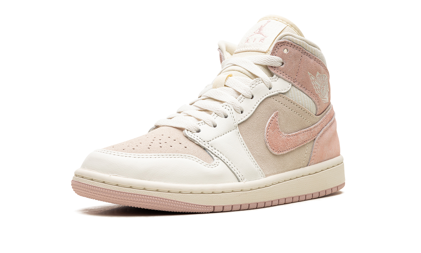 Lichte Air Jordan 1 Mid SE WMNS schoenen met "Coconut Milk" en "Legend Pink" kleuren, details van de sneaker zichtbaar