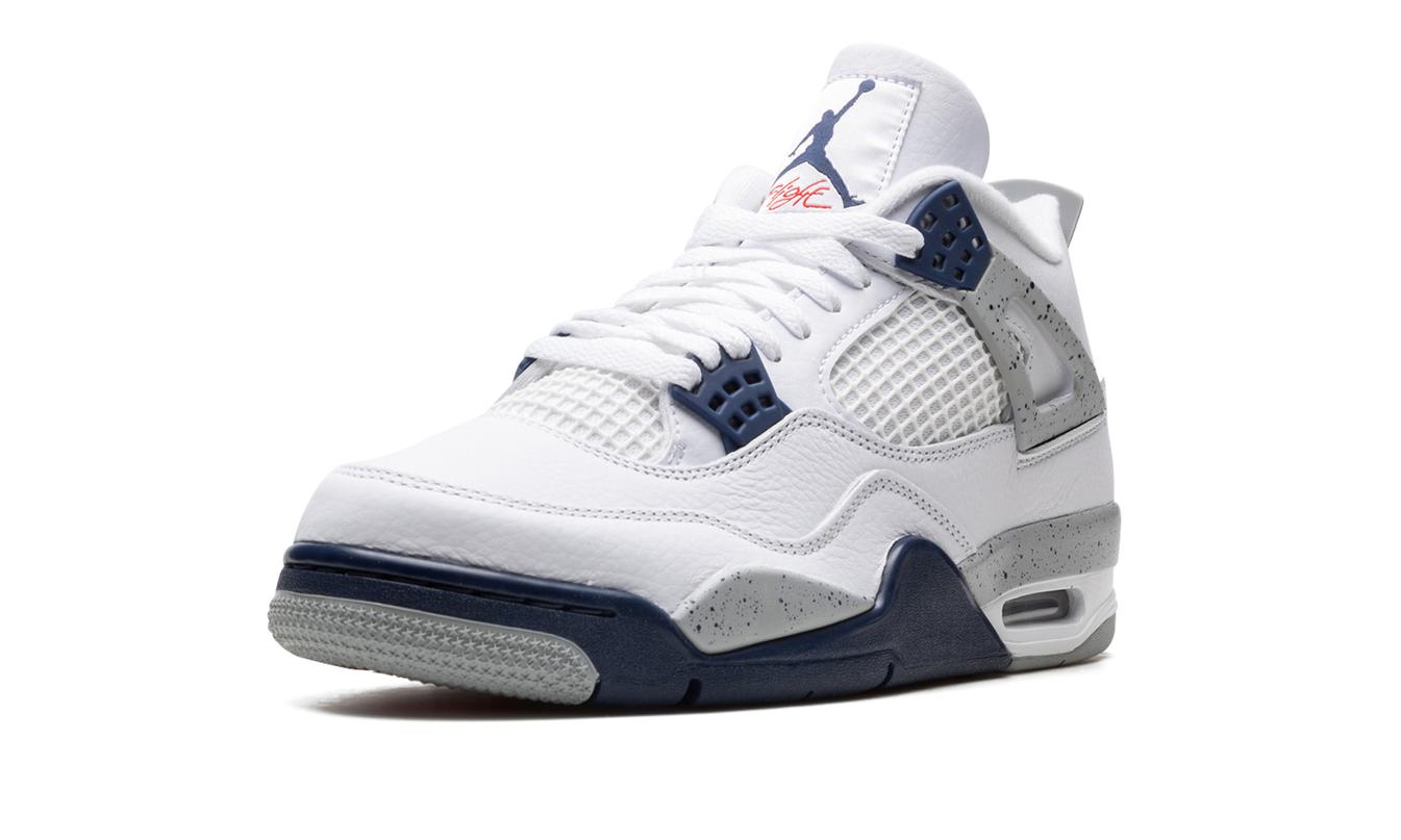 Lichtblauwe Air Jordan 4 sneakers met navy accenten en witte zool, ontworpen door Mijn winkel.
