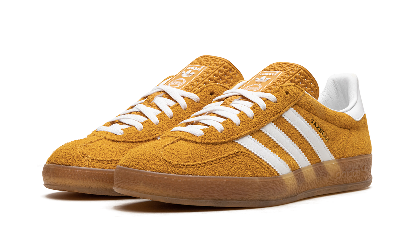 Dames Adidas Gazelle Indoor schoenen in wit en roze met sportieve uitstraling, geschikt voor binnenactiviteiten.