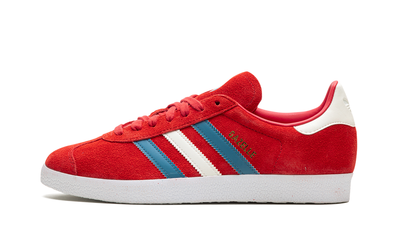 Adidas Gazelle "Chile" schoenen in rood en wit met leren bovenkant en witte zool op een effen achtergrond