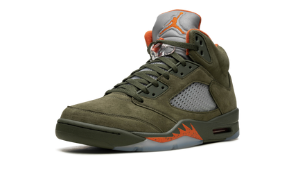 Lichte groene Air Jordan 5 OG sneakers van Mijn winkel met zwart en oranje details, zichtbaar in close-up.