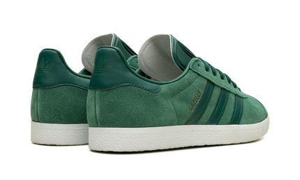 Groene Adidas Gazelle sneakers met suède bovenwerk en witte zool, geschikt voor casual dragen.