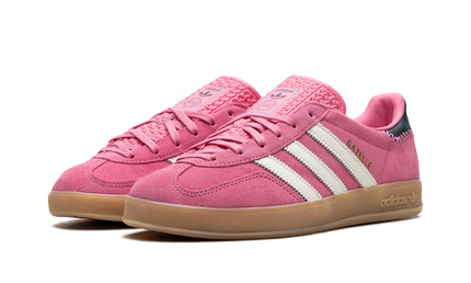 Dames Adidas Gazelle indoor schoenen in roze en collegegroen, comfortabele sneakers met stijlvolle uitstraling.
