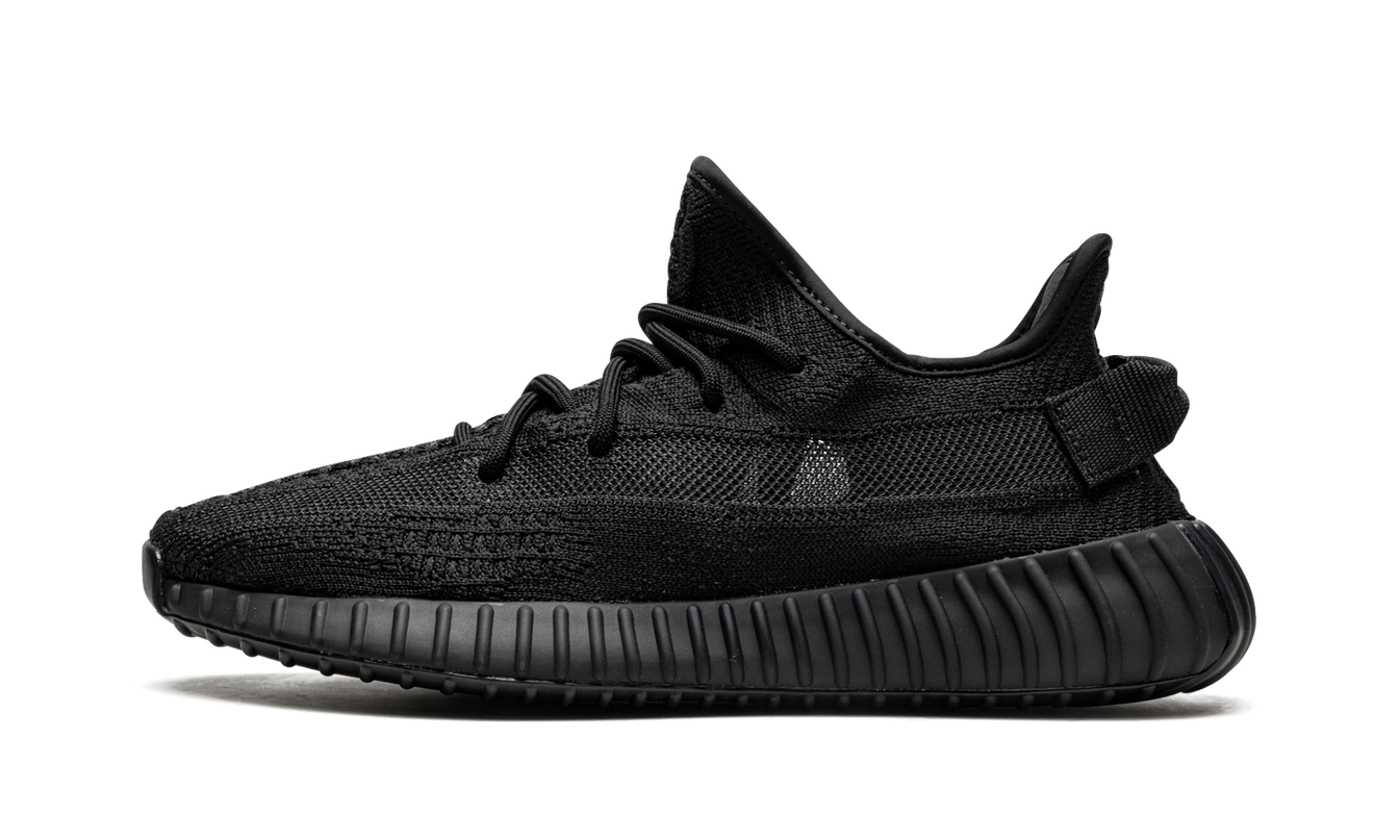 Zwarte Yeezy Boost 350 V2 "Onyx" sneakers met opvallende detailing en comfortabele zool, gedragen door een model.