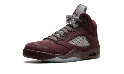 Sportieve Air Jordan 5 schoenen in burgundy kleur, met zwart en witte details, van het merk Mijn winkel.