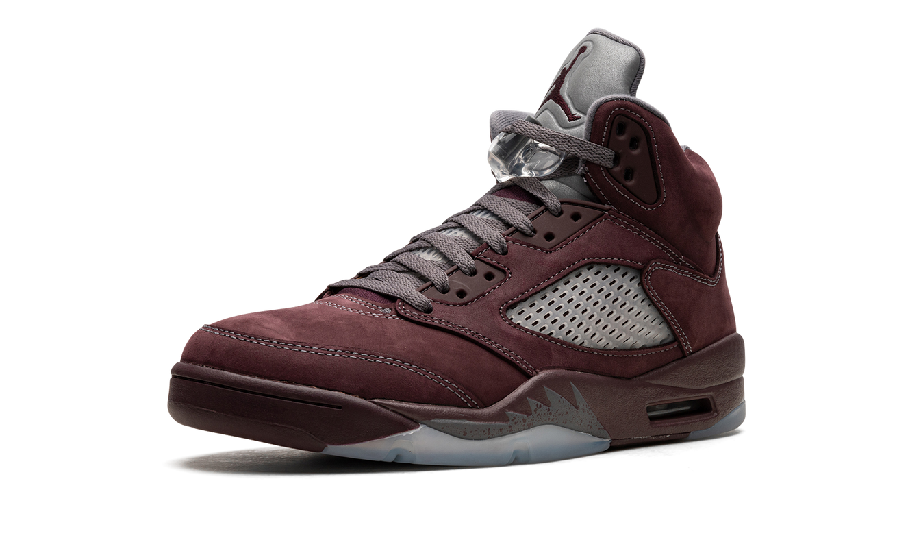 Sportieve Air Jordan 5 schoenen in burgundy kleur, met zwart en witte details, van het merk Mijn winkel.