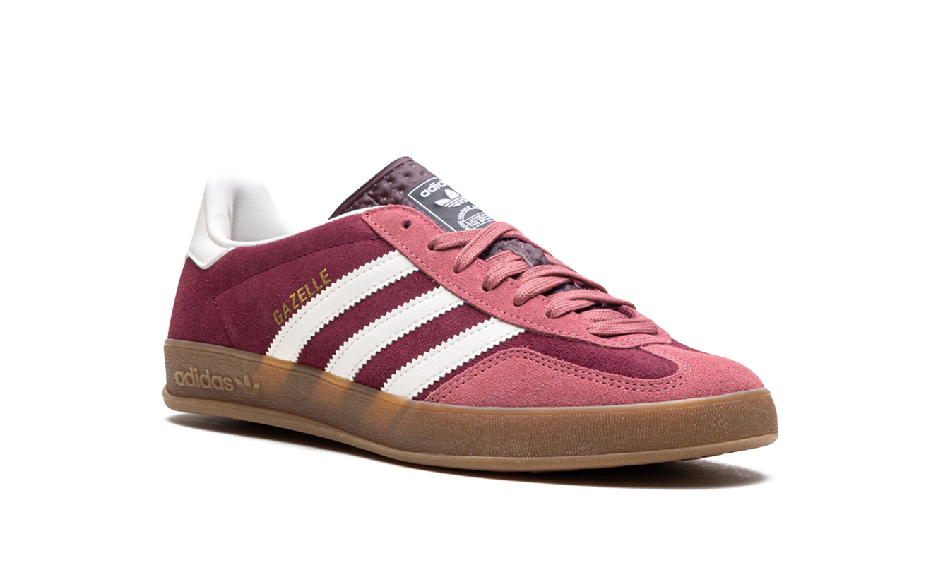 Adidas Gazelle Indoor schoenen in maroon kleur, sportieve sneakers voor binnengebruik, met witte zool en mesh details